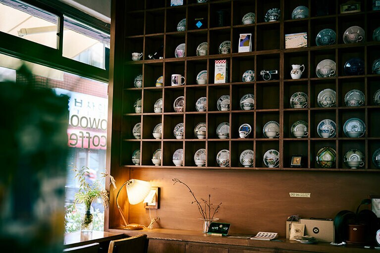 日本好きのオーナーが営む、渋くておしゃれなオゥカーコーヒーバーで休憩。