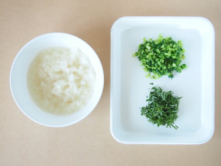 (3) カブは皮をむいてすり下ろします。大葉は千切りにします。