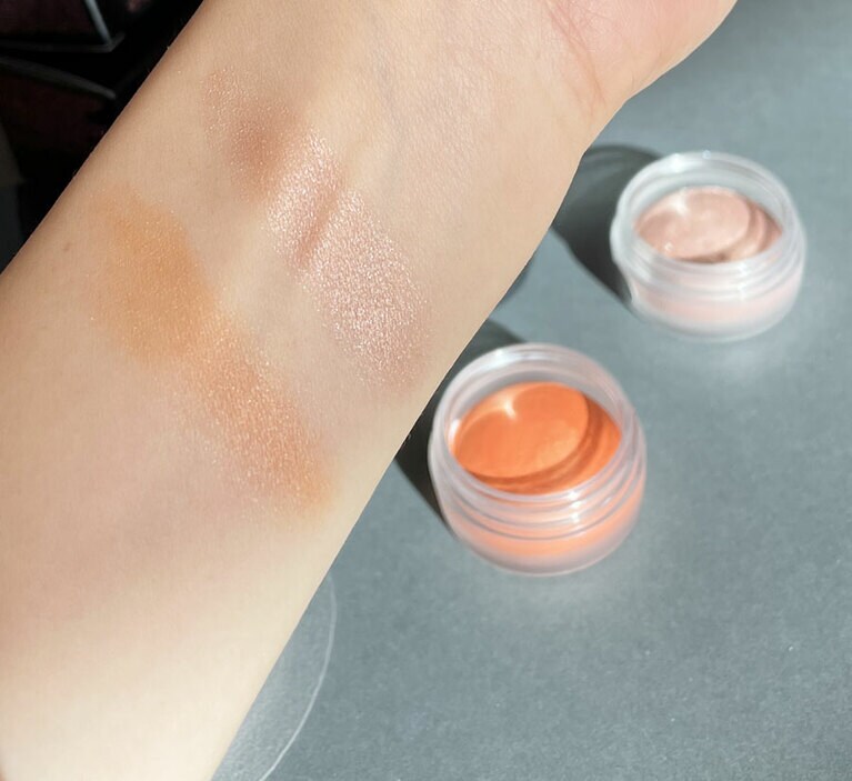 【スウォッチ】左から、アイグロウ ジェム OR281 poppy、BE399 sherry topaz。