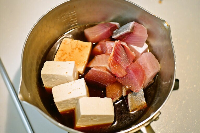 鍋に豆腐とブリ、Aの調味料を入れて10分ほど中火で煮ます。。調味料は市販の「すき焼きのたれ」などで代用してもOKですよ。