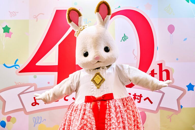 4月25日（金）～5月18日（日）まで、東京池袋のサンシャインシティ展示ホールDで【シルバニアファミリー展40th】が開催中だ。キャッチコピーは「ようこそ、シルバニア村へ」。巨大ジオラマや写真スポット、歴代アーカイブやアーティストとのコラボ作品の展示からショッピングゾーンまでワクワクが盛り沢山。（入場券）大人2,400円、子ども1,200円。https://www.sylvanianfamilies.com/40th/exhibition/