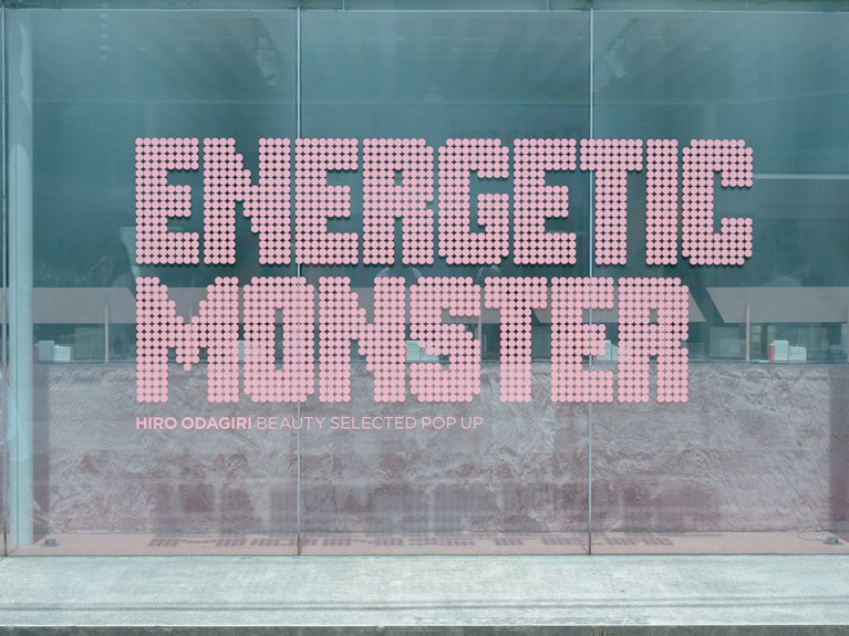 1階から3階の3フロア構成。2階には、“ヒロ子の最愛アイテム展”をはじめ、格言が書かれた“ヒロ占い”コーナーも。3階では、メイクショーやトークショーが開催される。