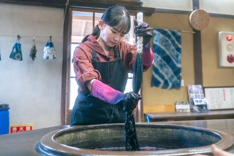 2回目は、最初よりも狭い範囲を浸す。回を重ねた箇所がより濃く発色することで、グラデーションが生まれる。