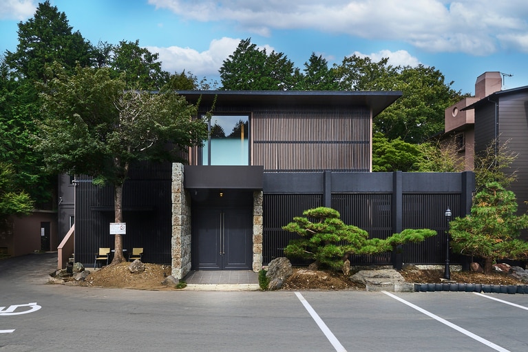 箱根仙石原に誕生した、大人のための隠れ家「箱根 ひばり乃」の外観。