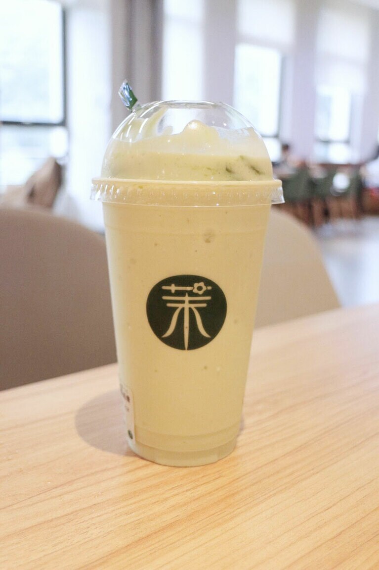 茉酸奶の「オリジナルアボカドヨーグルトシェーク」。31元（約630円）。アボカドは味の主張がしっかりしており、クリームチーズのように濃厚なヨーグルトシェークがマッチしている