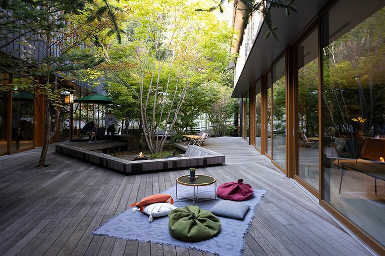 焚き火の周りで語らったり、ラグに寝転んで星空を見上げたり。