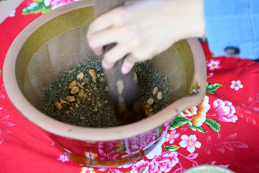 ナッツや穀物を茶葉とすり合わせた客家の「擂茶」。