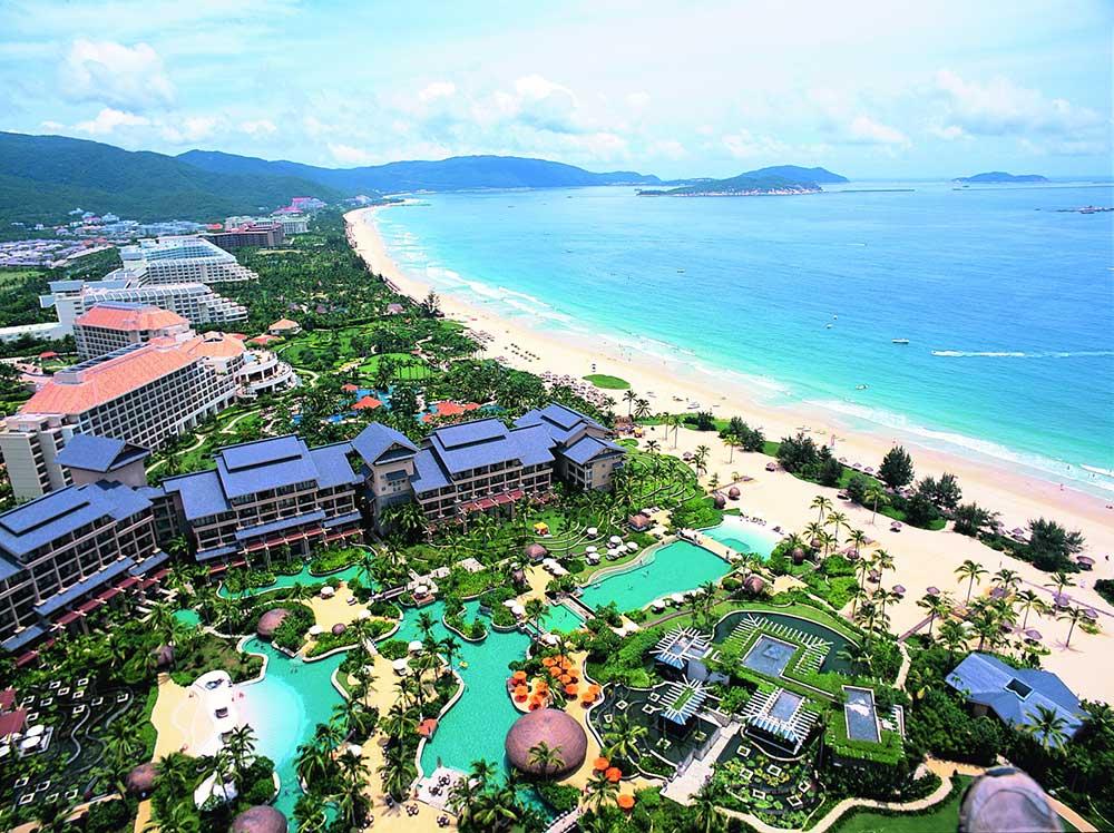 海南島は中国で最もラグジュアリーホテルの数が多い省(島)で、国際的にも名を轟かせているブランドホテルの数は約60以上！　 ビーチ沿いを中心に、大人のためのリゾートホテルが数多く立ち並んでいる。
