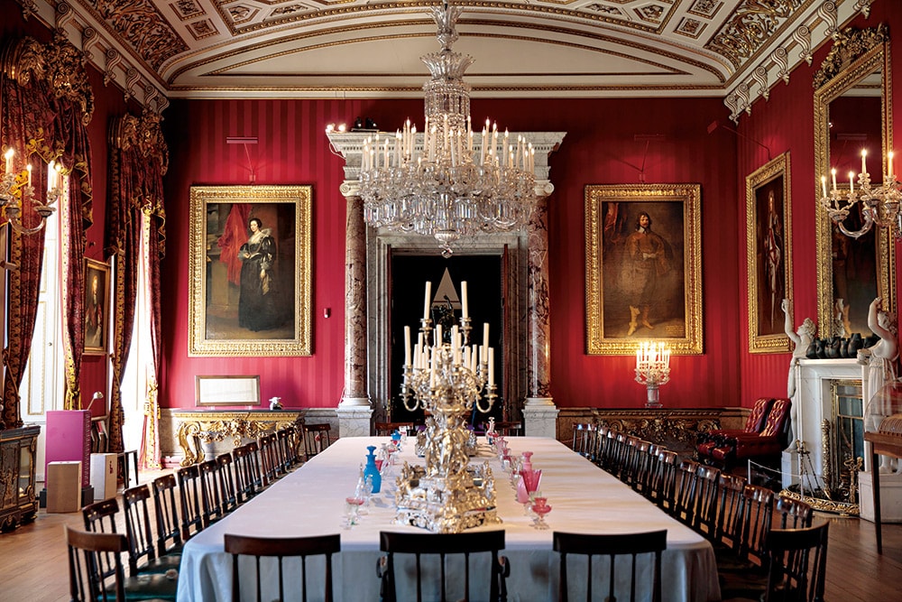 【優雅な晩餐はグランドマスターに囲まれて】第6代デヴォンシャー公爵のもとで建てられたグレート・ダイニング・ルームでの初晩餐会は、1832年のこと。ゲストは、女王即位前のヴィクトリア王女だった。宮廷画家アンソニー・ヴァン・ダイクによる4点の肖像画をはじめ、オランダ出身で同時期に活躍したフランス・ハルスの作品などがこの部屋を今も飾っている。写真上の右側、男性肖像画、アンソニー・ヴァン・ダイク 《アーサー・グッドウィンの肖像》1639年制作。写真上の左側、女性肖像画、アンソニー・ヴァン・ダイク 《ジャンヌ・デ・ブロイの肖像》1634−35年制作。