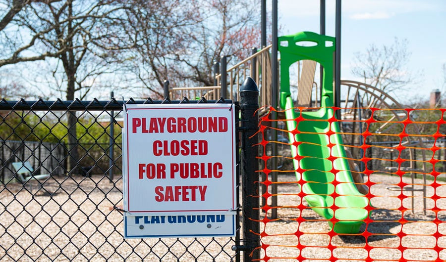 新型コロナ感染拡大を防止するため、子どものための遊び場も閉園中。©Ivan Kokoulin,123RF