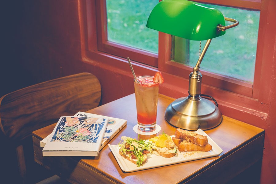 「開放式沙拉套餐」(190元)はフレンチトーストと、サラダオープンサンドのセット。いちごのスパークリングティー「草莓紅玉氣泡茶」は 180元。