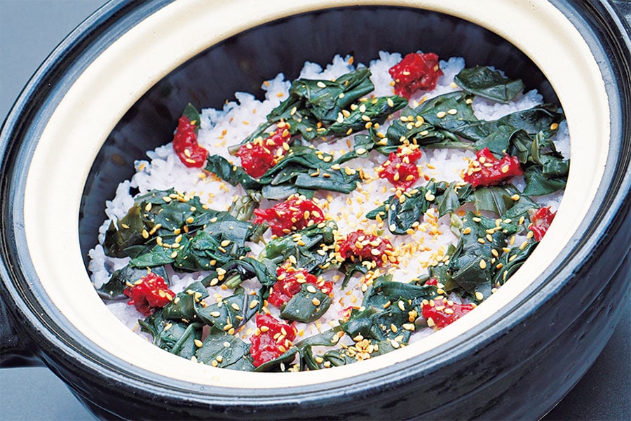 夏の献立の土鍋ご飯は、契約農家の米を加賀野菜の金時草と梅干しでシンプルに炊き上げる「金時草と梅肉のごはん」。
