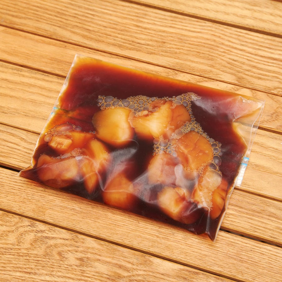写真A『自分をもてなす至福の88品 日本一おいしいソト呑みレシピ』（KADOKAWA）。