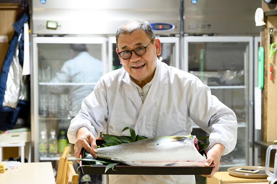 「はい、よろこんで！」と約10kgの寒ブリを見せてくれたオーナーの平博さんは、外食チェーン「庄や」の創業者。