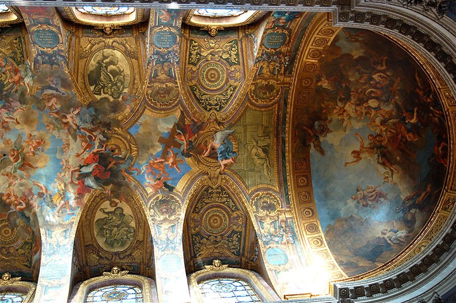 天井画はアントワーヌ・コワベルの作品「世界の贖罪の約束をもたらす栄光の中の神」。ドームの内側に描かれているが、正面から見ると平面画に見えるよう工夫されている。