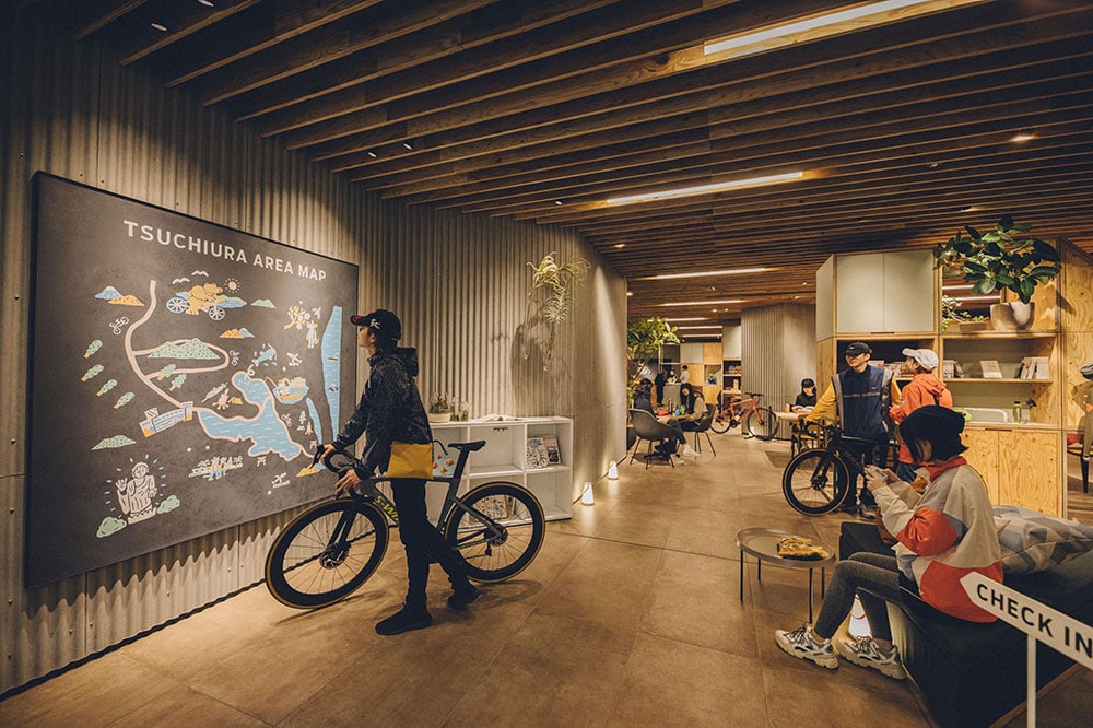 カラフルな自転車やギアがディスプレイされ、24時間営業のカフェを備えた「TAMARIBA」。
