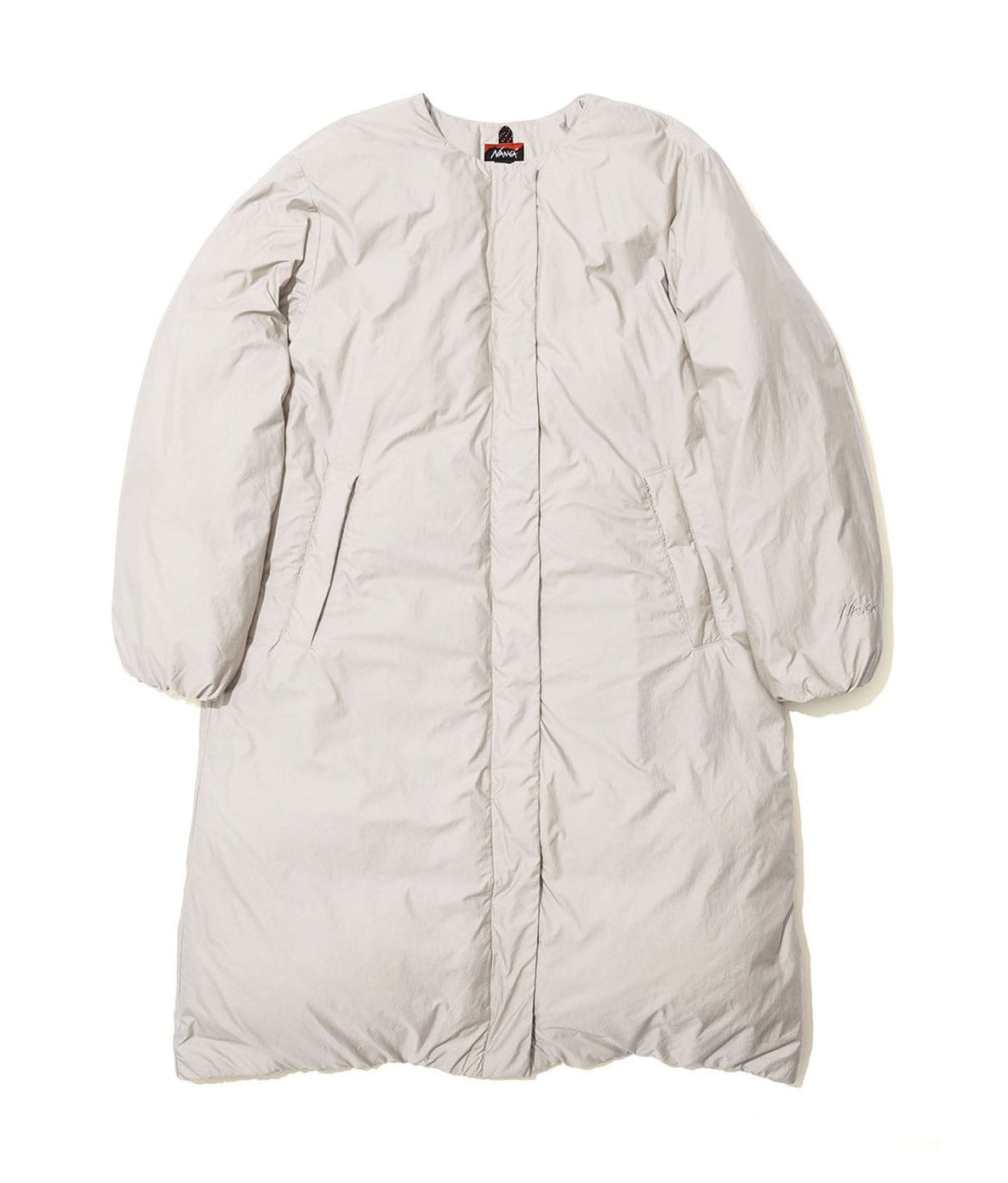 ナンガ “ノーカラーダウンコート（ウィメンズ）”／44,000円。