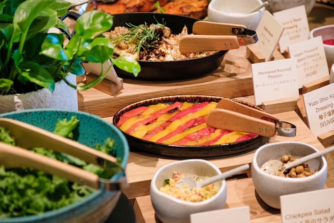 美しく並べられた南仏料理。「ローストパプリカのマリネ」など。ソースも充実。