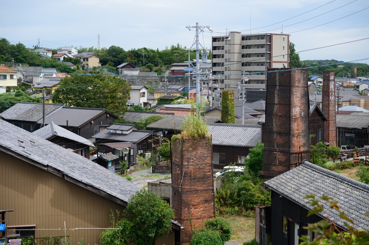 四角い赤レンガ造りの煙突が今も残る。