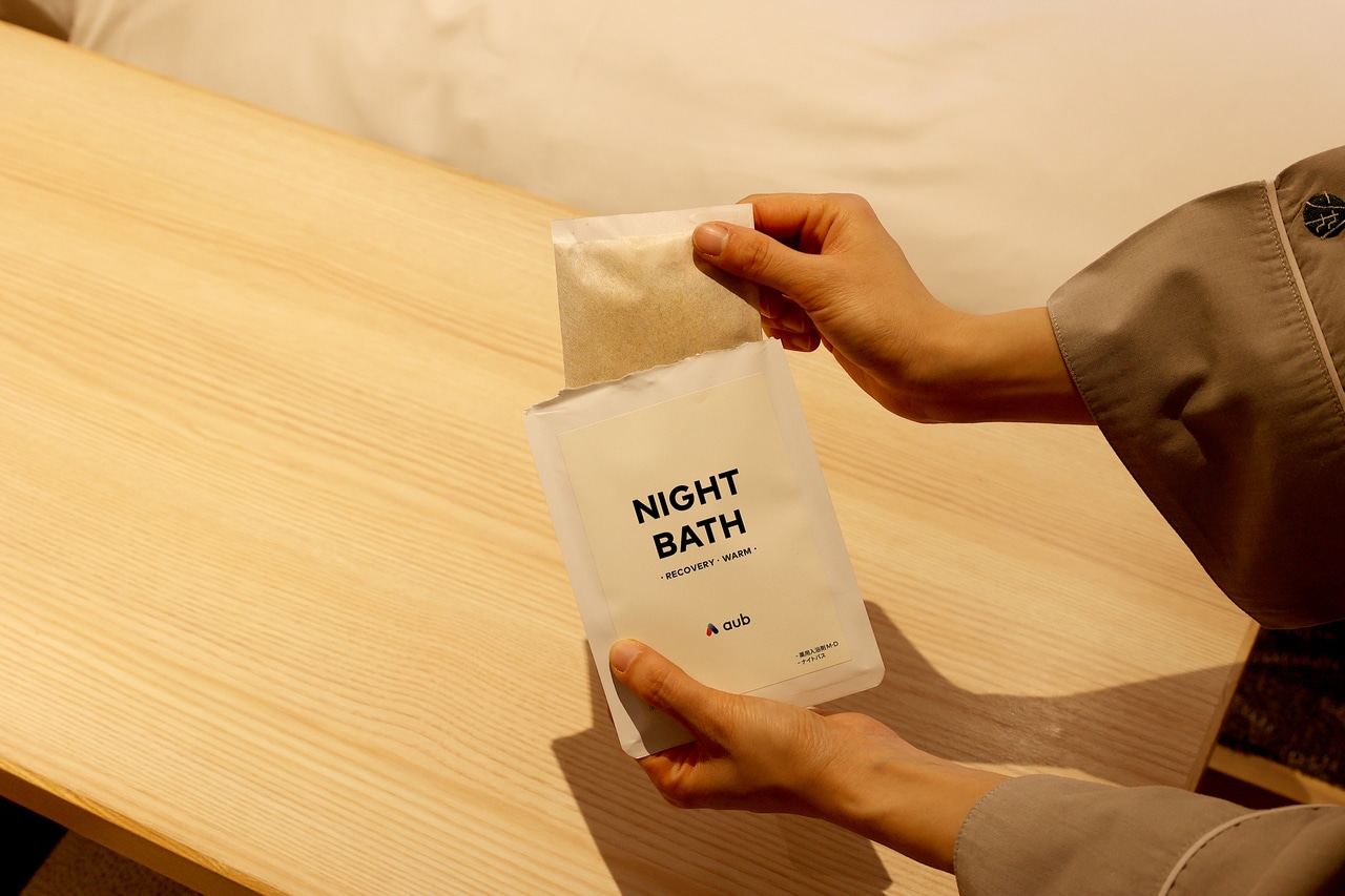 バスタイムには、5種の生薬と2種の温泉成分を配合した医薬部外品の入浴剤「NIGHT BATH」をチョイス。また、オーガニックの緑茶成分を配合したバスアメニティ「トリプルC」もリラックスを誘います。