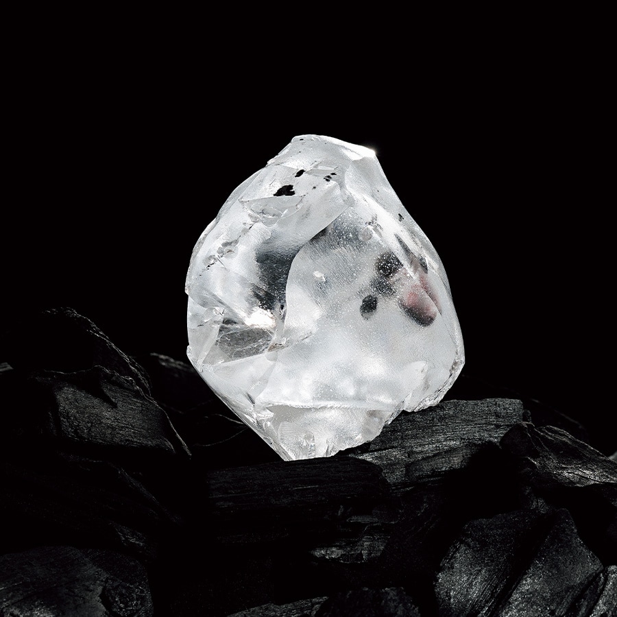 910カラットを誇る“レソト レジェンド”。最高のDカラー、美しい結晶、さらに入手困難なタイプ2Aの化学組成という要素を兼ね備え、これまで採掘された中で5番目に位置づけられるダイヤモンド原石。