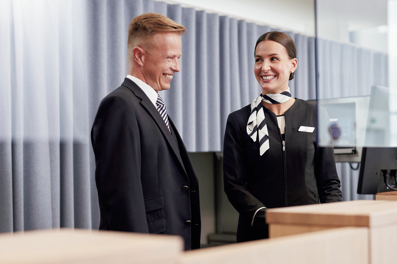 ホスピタリティの高さに定評があるフィンエアーのスタッフ。