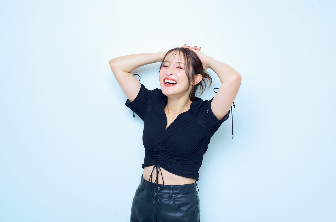 大沢あかねさん。写真は『遅咲き 肌管理オタク 美容に全ぶり』より。