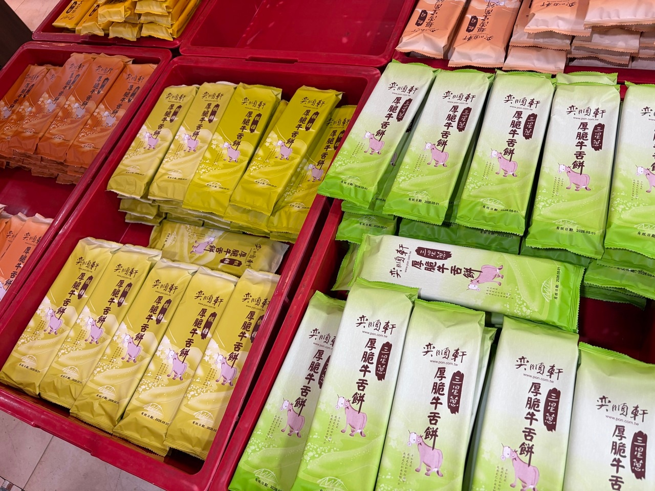 薄さが特徴の牛舌餅は、移動中に割れやすいのが難点。持ち帰る際は潰れないよう、上にモノを重ねたり、カバンに押し込んだりしないようご注意を。