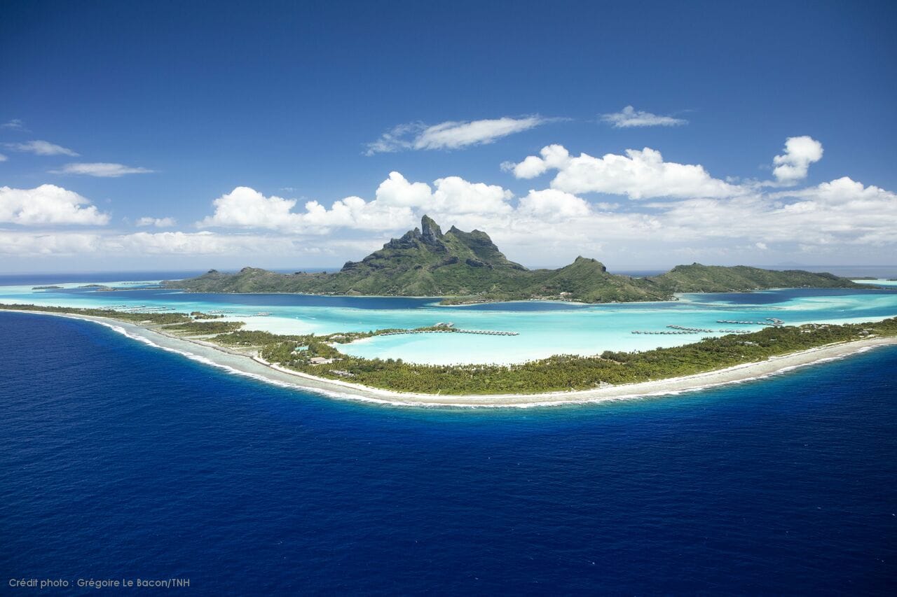 島とラグーンが完璧なハーモニーを描くボラボラ島。©タヒチ観光局_Le Bacon Tahiti Nui Helicopters