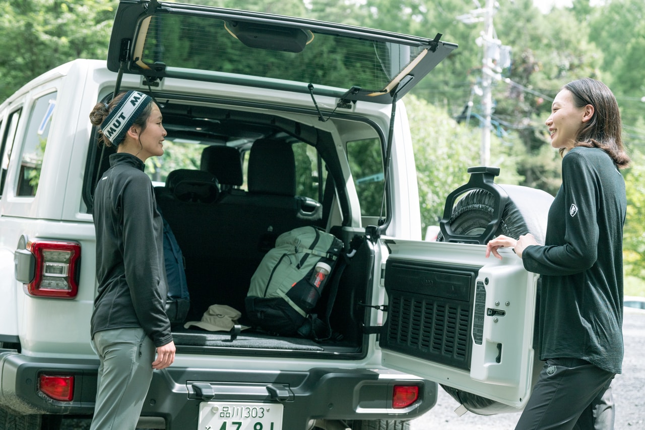 広いトランクに登山グッズを詰め込んで出発。