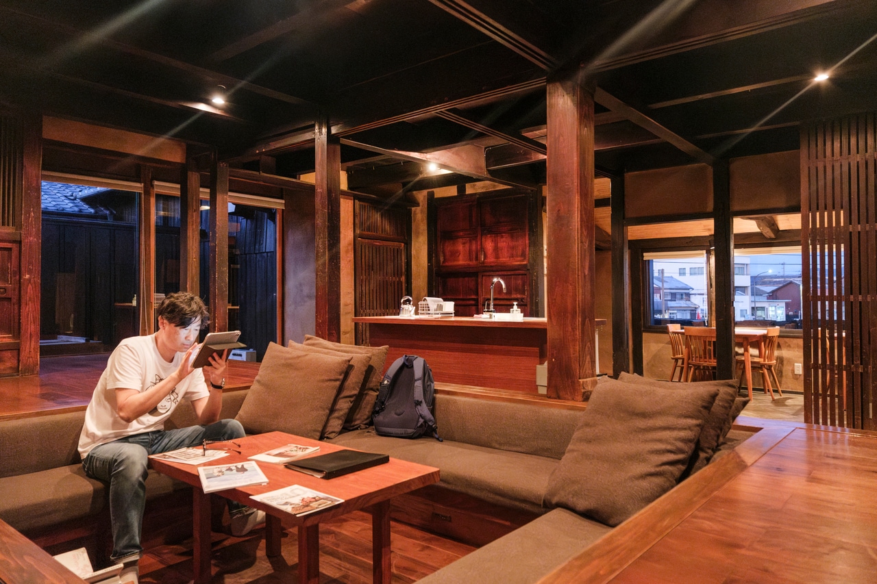 快適な古民家でくつろぐ。