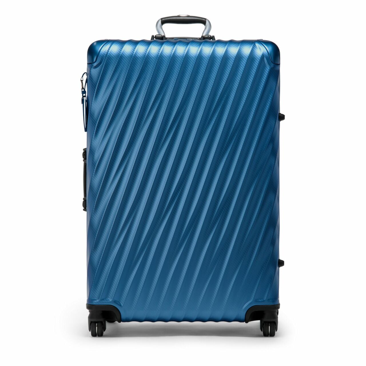 トゥミ“19 DEGREE ALUMINUM”ラージ・チェックイン テクスチャー ホリゾンタル ブルー／￥264,000（公式オンラインストアを含むトゥミ直営店、及び限定店舗での取り扱いのみ）