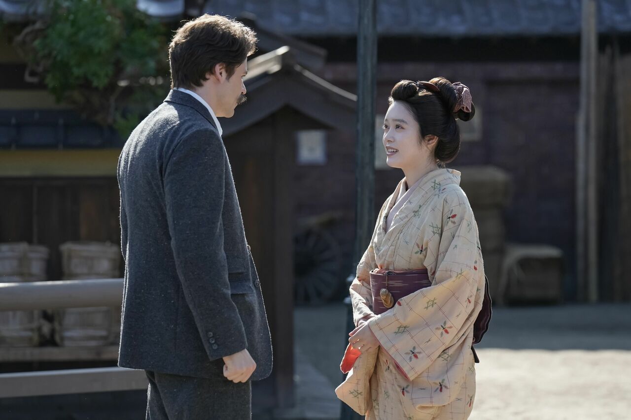 怪談を通じて距離が縮まるヘブンとトキ　©NHK