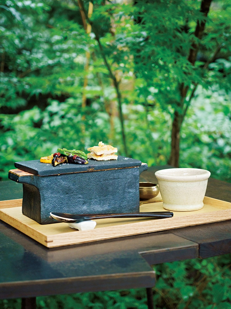 「somushi ohara」高野川のせせらぎを間近に感じるテラス席も人気。趣のある陶箱は淡路島「樂久登窯」に特注。