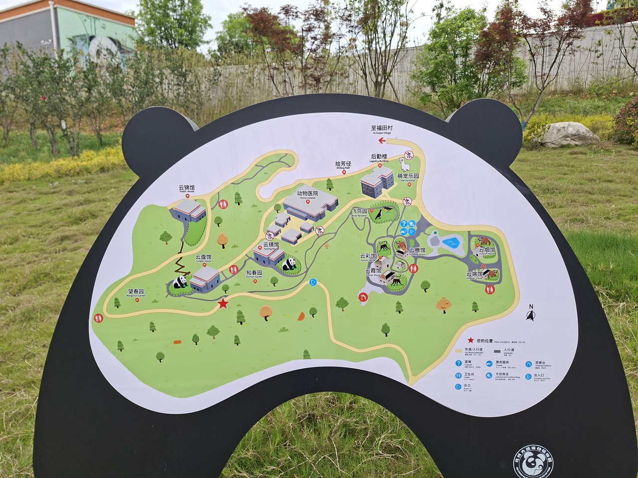 園内の地図。レッサーパンダなどもいることが分かる。それぞれの獣舎の名前には「云」（雲）が付いている。（筆者撮影）