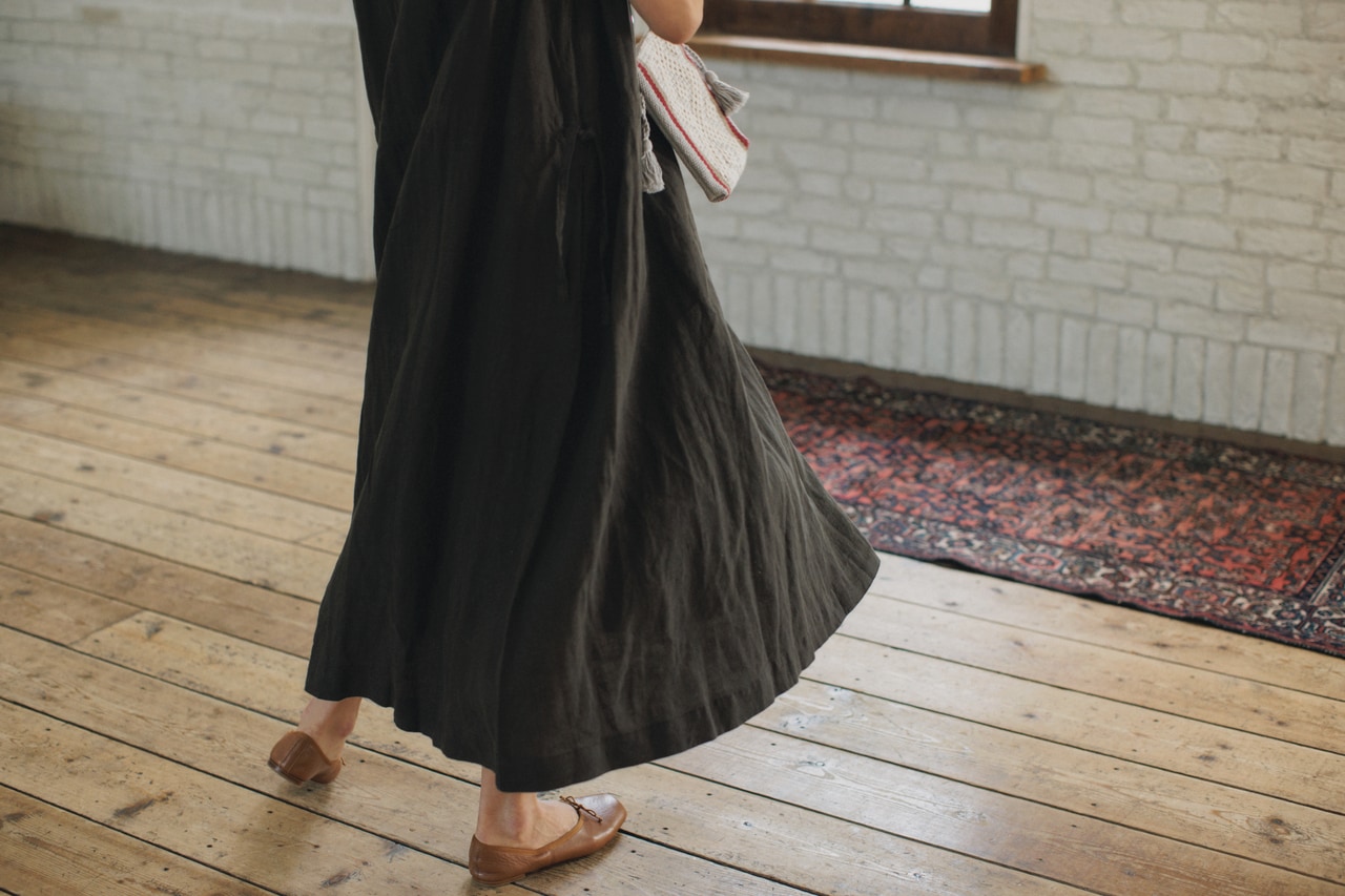 「nest Robe de わがままな別注」もコットンやリネンなど天然素材で作られている。