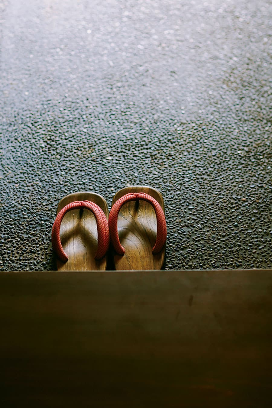 食事や温泉に行く時は下駄で。