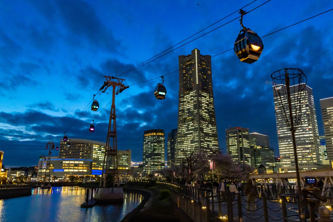 桜木町と新港地区をつなぐ「ヨコハマエアキャビン」。夕食後は夜景を上空から眺めながら帰るというのも贅沢。写真提供：泉陽興業株式会社