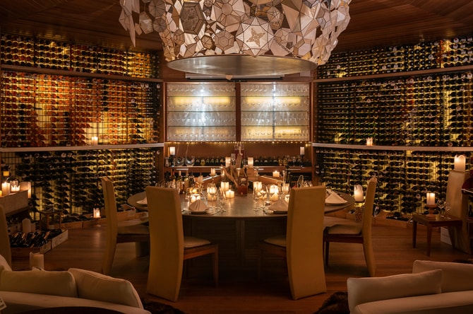 秘密基地のように地下に隠された（!?）ワインセラー。