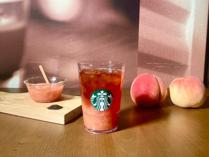 ピーチ果肉をふんだんに使った「クラフト ジューシー ピーチ ティー」。