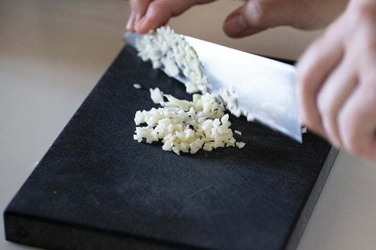 にんにくはみじん切り。
