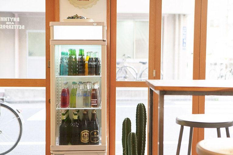 コダマサワーは炭酸、レモン、青リンゴ、バイスが揃う。