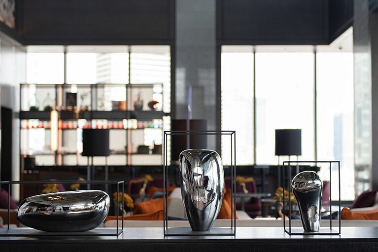 自然の光を反射してキラキラと輝くロビーラウンジのオブジェ。