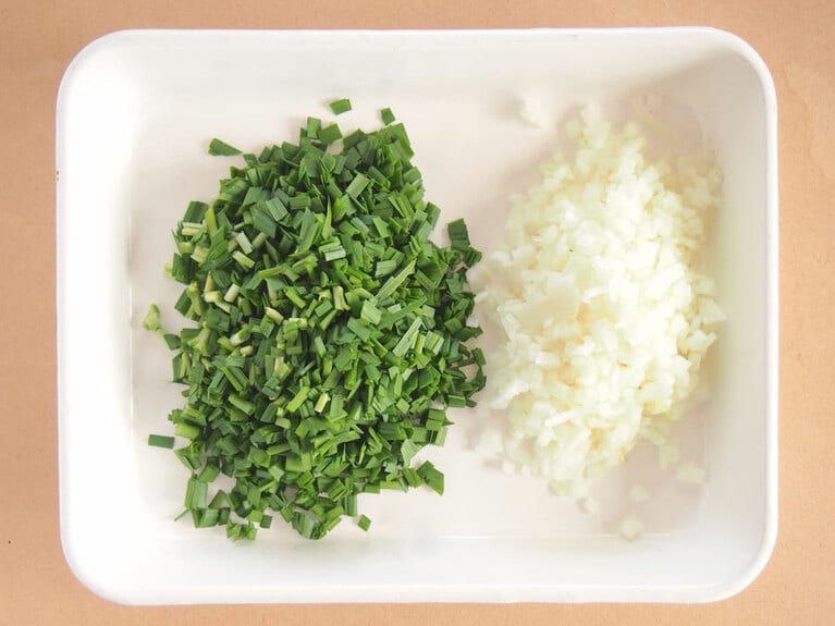 (1) ニラは5mm幅で切り、玉ねぎはみじん切りにします。