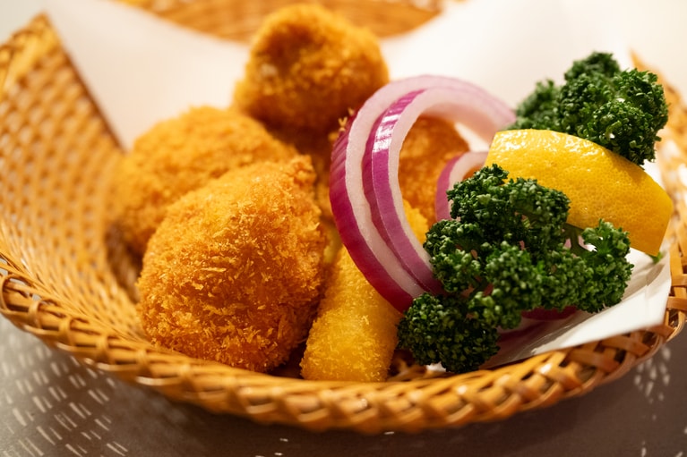 「元祖!!　世の中で一番美味しいと言われるチキンバスケット」3,200円。