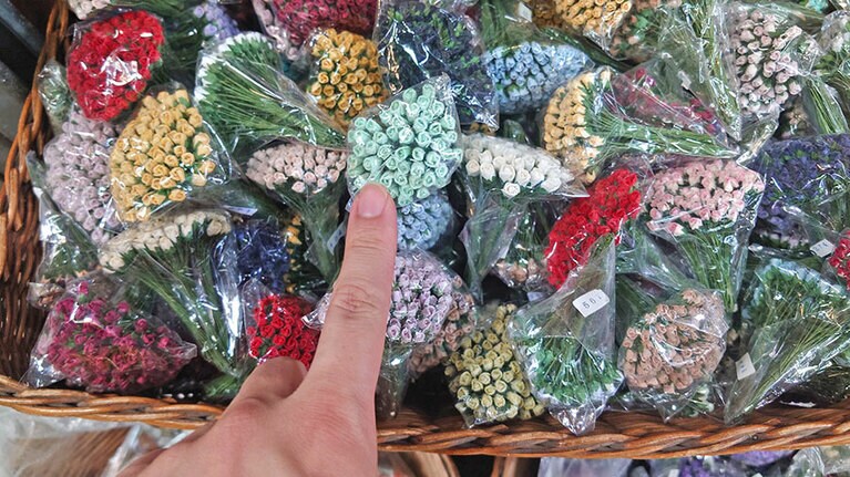 指先サイズの小さなバラはミニブーケやコサージュ作りにピッタリ。