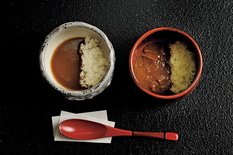 カレーの風味を引き立てる七色唐辛子と暑気払いカレー 5,800円(税･サ込)。1日2組限定。3日前までに要予約。