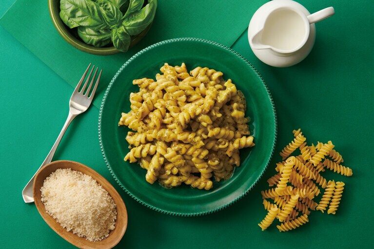 編集部が実食した「そのままPASTA」の「バジルクリーム」。このコク、クリーミーさはクセになりそうです。サラダボウルで混ぜ合わせても美味しいかも。