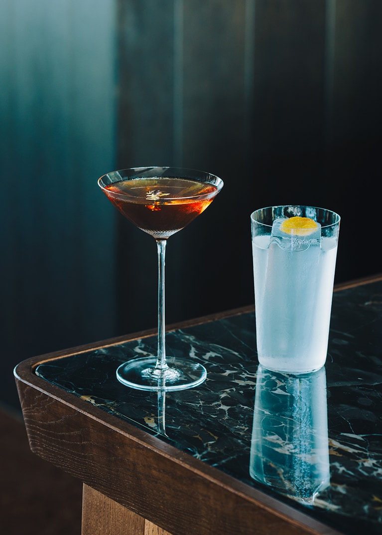 「ブルガリ バー」のカクテル、右から、“アルバ” 2,800円、“カミ・エスプレッソ・マティーニ” 2,800円。