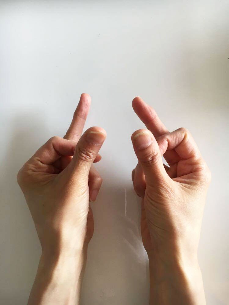 あごのマッサージ。親指と中指か、親指と人差し指。